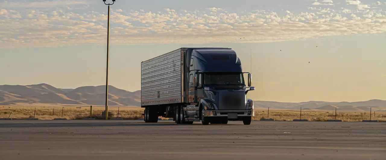 Camion semi-remorque au lever du jour
